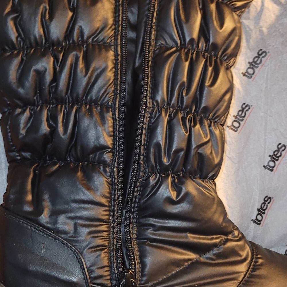 Totes Women's Sleek Black Puffer Boots Sz. 10